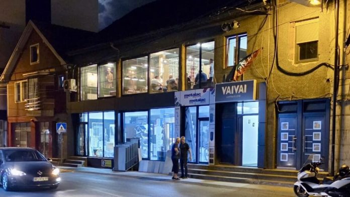 Muškarac prevezen nakon pada sa sprata kafića u Novom Pazaru