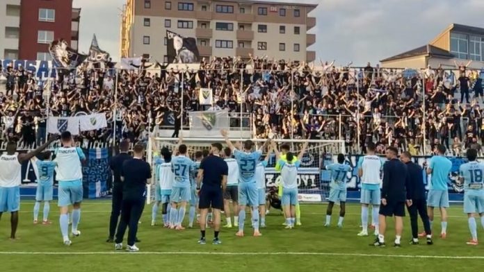 Navijači Ekstremi na stadionu pred meč Novog Pazara i Vojvodine