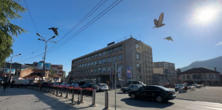 Novi Pazar: Novi Pazar put prvi po neto dobiti 2025. Zgrada ili ulica u Novom Pazaru, uz ilustraciju poslovne liste najprofitabilnijih kompanija