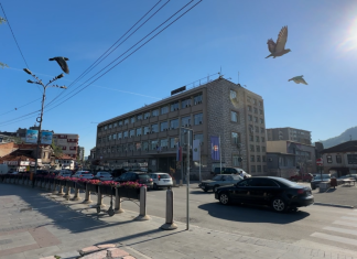 Novi Pazar: Novi Pazar put prvi po neto dobiti 2025. Zgrada ili ulica u Novom Pazaru, uz ilustraciju poslovne liste najprofitabilnijih kompanija