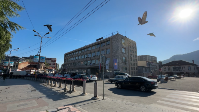 Zgrada ili ulica u Novom Pazaru, uz ilustraciju poslovne liste najprofitabilnijih kompanija