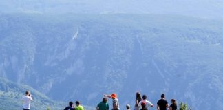 Oglas za stručni ispit za vodiče i pratioce 31. avgusta Ilustracija turističke grupe i vodiča tokom obilaska grada