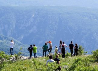Oglas za stručni ispit za vodiče i pratioce 31. avgusta Ilustracija turističke grupe i vodiča tokom obilaska grada