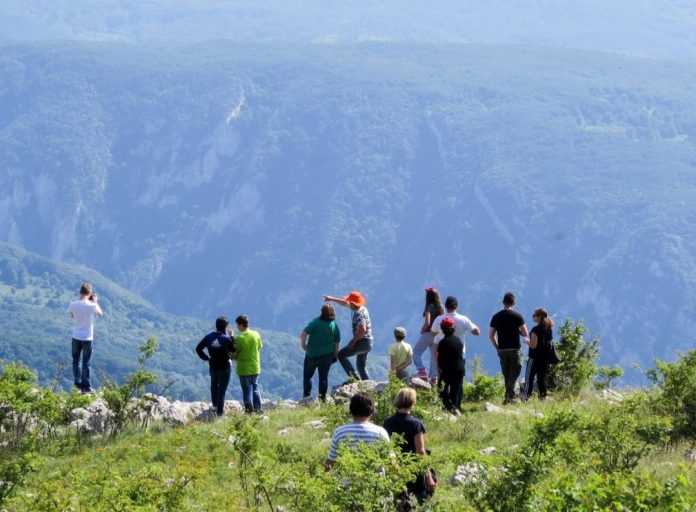 Ilustracija turističke grupe i vodiča tokom obilaska grada