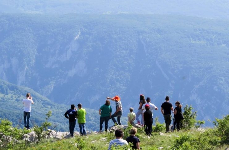 Ilustracija turističke grupe i vodiča tokom obilaska grada