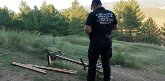 Oštećene klupe na Paričkom brdu iznad Bukreša u Novom Pazaru Oštećene klupe na vidikovcu Paričko brdo iznad sportsko-rekreativnog centra Bukreš u Novom Pazaru