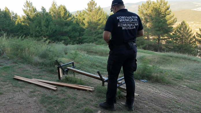 Oštećene klupe na vidikovcu Paričko brdo iznad sportsko-rekreativnog centra Bukreš u Novom Pazaru