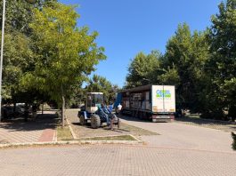 Radnici montiraju štandove na parking prostoru ispred Dvorane Pendik u Novom Pazaru