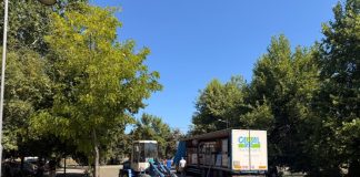 Počela montaža štandova za Letnji vašar u Novom Pazaru Radnici montiraju štandove na parking prostoru ispred Dvorane Pendik u Novom Pazaru