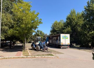 Počela montaža štandova za Letnji vašar u Novom Pazaru Radnici montiraju štandove na parking prostoru ispred Dvorane Pendik u Novom Pazaru