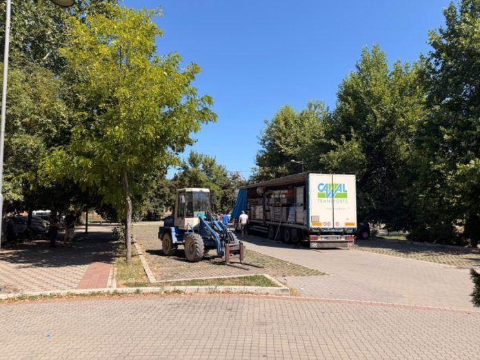 Radnici montiraju štandove na parking prostoru ispred Dvorane Pendik u Novom Pazaru