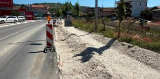 Počeli radovi na trotoaru od Karahodžića ćuprije do Lukoil pumpe Radovi na izgradnji trotoara na deonici od Karahodžića ćuprije do Lukoil pumpe