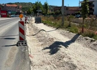 Počeli radovi na trotoaru od Karahodžića ćuprije do Lukoil pumpe Radovi na izgradnji trotoara na deonici od Karahodžića ćuprije do Lukoil pumpe