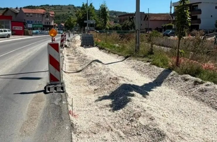 Radovi na izgradnji trotoara na deonici od Karahodžića ćuprije do Lukoil pumpe