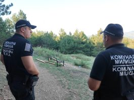 Oštećene klupe na vidikovcu iznad sportsko-rekreativnog centra Bukreš u Novom Pazaru