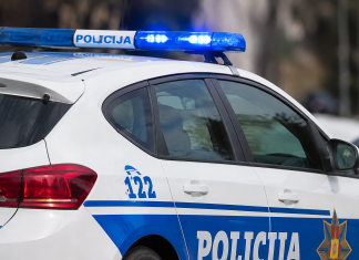 Pritvor za Novopazarca osumnjičenog za napad na Velikoj plaži Zgrada suda i policijske oznake u kontekstu odluke o pritvoru u Ulcinju