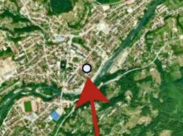 Zgrada i ulica u Novom Pazaru uz obavijest o zemljotresu na sajtu RSZ