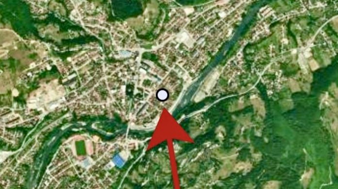 Zgrada i ulica u Novom Pazaru uz obavijest o zemljotresu na sajtu RSZ