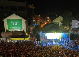 Stari grad oborio rekorde: najposećenije izdanje u 22 godine Gradsko šetalište u Novom Pazaru tokom muzičkog festivala „Stari grad“