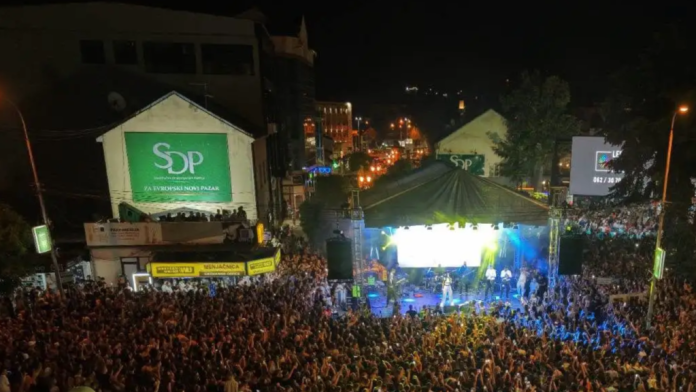 Gradsko šetalište u Novom Pazaru tokom muzičkog festivala „Stari grad“