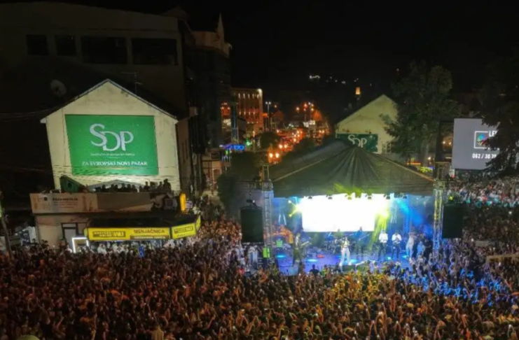 Gradsko šetalište u Novom Pazaru tokom muzičkog festivala „Stari grad“