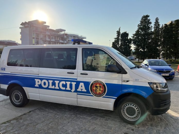 Policija i tragovi istrage nakon saobraćajne nesreće kod Ulcinja u Donjem Štoju