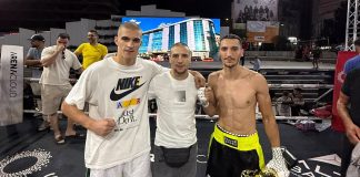 Tutinski trg ugostio spektakl: Nokauti i vrhunske borbe Publika na gradskom trgu u Tutinu tokom boksačkog događaja Tutin Boxing Night 2