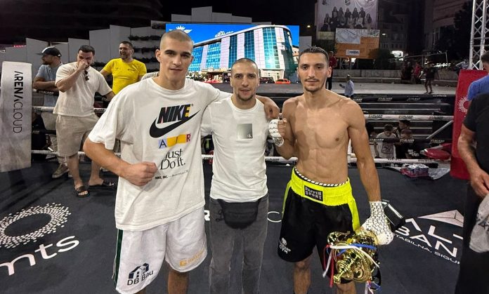 Publika na gradskom trgu u Tutinu tokom boksačkog događaja Tutin Boxing Night 2