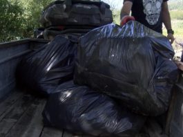 Učesnici akcije čišćenja gornjeg toka reke Raške skupljaju otpad