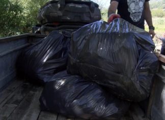 U akciji očišćen gornji tok Raške: učestvovalo 12 ljudi Učesnici akcije čišćenja gornjeg toka reke Raške skupljaju otpad