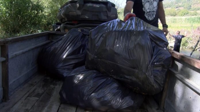 Učesnici akcije čišćenja gornjeg toka reke Raške skupljaju otpad