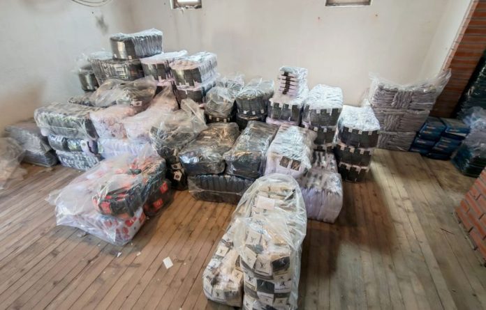 Policija i tržišna inspekcija tokom kontrole poslovnih prostorija u Novom Pazaru
