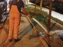 Ekipe JKP „Gradska čistoća“ zalivaju mlade sadnice na javnoj površini u Novom Pazaru