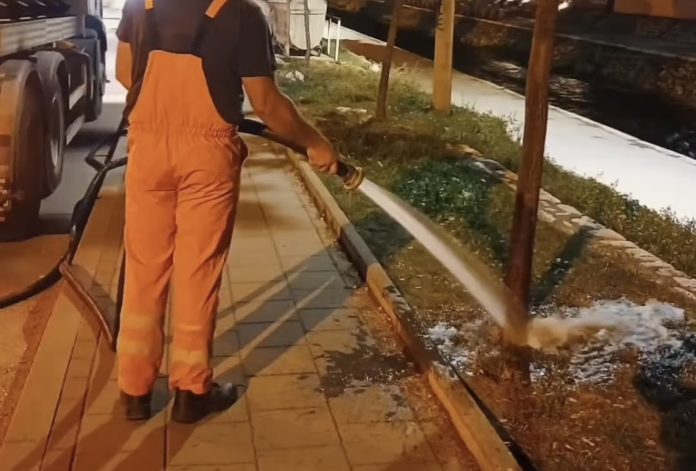 Ekipe JKP „Gradska čistoća“ zalivaju mlade sadnice na javnoj površini u Novom Pazaru