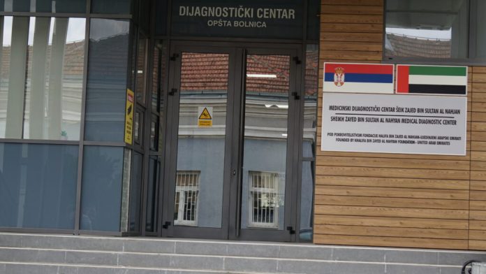Ilustracija Opšte bolnice u Novom Pazaru i medicinskog osoblja