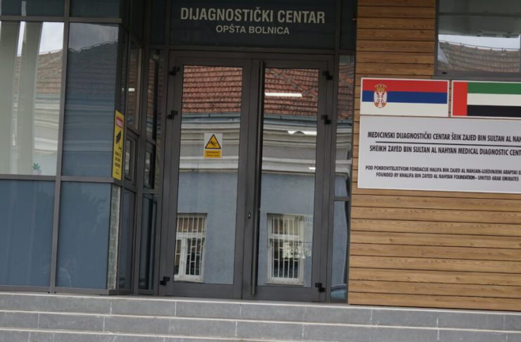 Ilustracija Opšte bolnice u Novom Pazaru i medicinskog osoblja