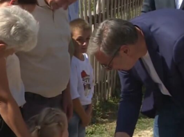 Aleksandar Vučić tokom razgovora sa meštanima u Deževu, uz najave o školi i putu
