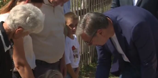 Vučić u Deževu: nova škola, asfalt do Vranovine Aleksandar Vučić tokom razgovora sa meštanima u Deževu, uz najave o školi i putu