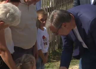 Vučić u Deževu: nova škola, asfalt do Vranovine Aleksandar Vučić tokom razgovora sa meštanima u Deževu, uz najave o školi i putu