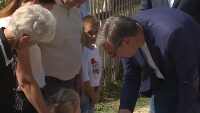 Aleksandar Vučić tokom razgovora sa meštanima u Deževu, uz najave o školi i putu