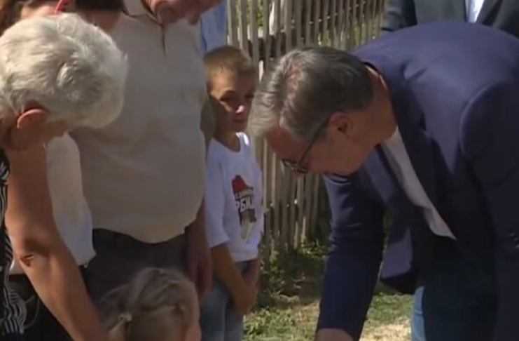 Aleksandar Vučić tokom razgovora sa meštanima u Deževu, uz najave o školi i putu