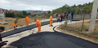 Asfaltirano više krakova Zlatiborske ulice u Novom Pazaru Radnici i mašine tokom asfaltiranja krakova Zlatiborske ulice u Novom Pazaru