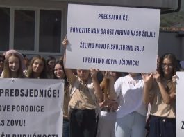 Učenici i nastavno osoblje iz Mura sa transparentima prvog dana škole