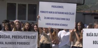 Đaci i nastavnici iz Mura traže novu fiskulturnu salu Učenici i nastavno osoblje iz Mura sa transparentima prvog dana škole