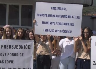 Đaci i nastavnici iz Mura traže novu fiskulturnu salu Učenici i nastavno osoblje iz Mura sa transparentima prvog dana škole