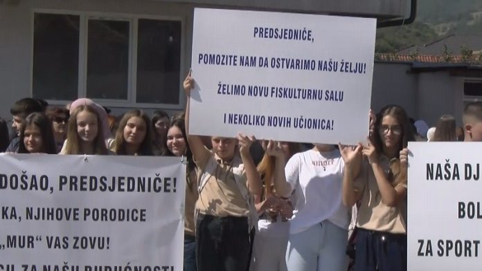 Učenici i nastavno osoblje iz Mura sa transparentima prvog dana škole