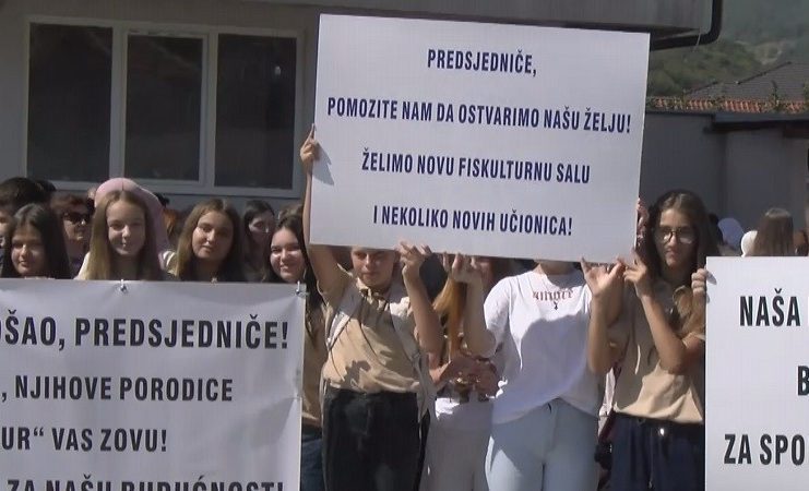 Učenici i nastavno osoblje iz Mura sa transparentima prvog dana škole