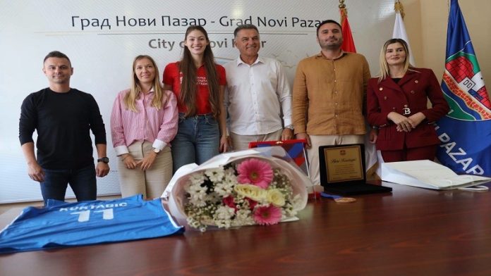 Hena Kurtagić u razgovoru sa gradonačelnikom Novog Pazara Nihatom Biševcom nakon evropskog uspeha