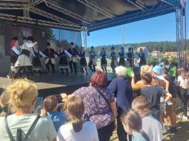 Publika na manifestaciji na Goliji uz kulturno-umetničke nastupe