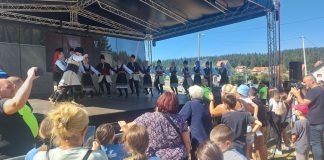 Na Goliji održana manifestacija Sa Golije kolo se vije Publika na manifestaciji na Goliji uz kulturno-umetničke nastupe